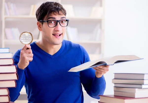 Manlig student förbereder sig för tentor i universitetsbiblioteket — Stockfoto