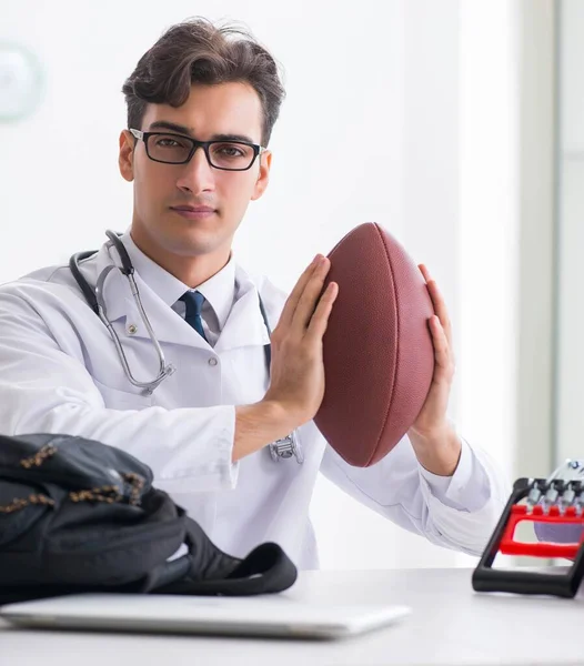 Médico indo a esportes durante a pausa para almoço — Fotografia de Stock