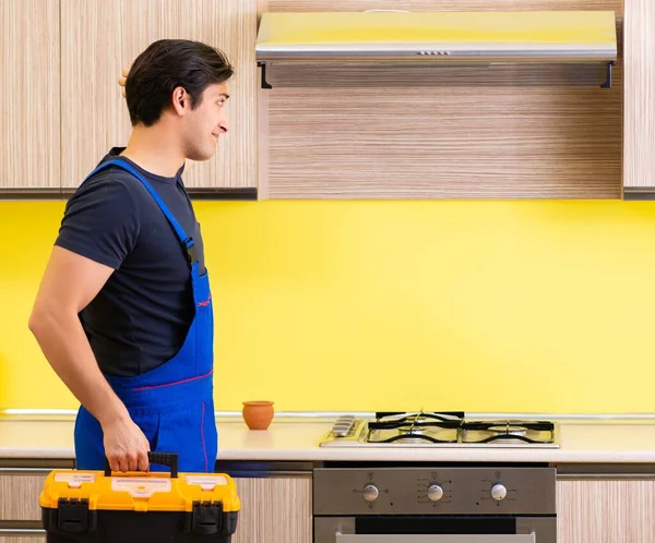Giovane imprenditore di servizio assemblaggio mobili da cucina — Foto Stock