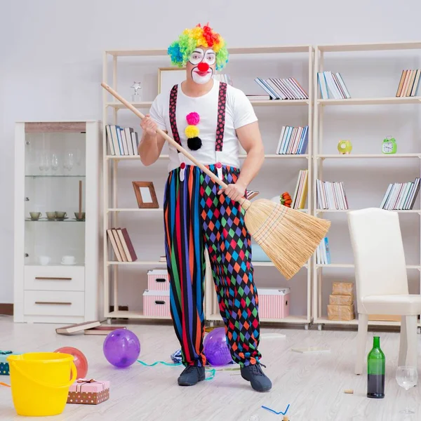 Der lustige Clown beim Putzen zu Hause — Stockfoto