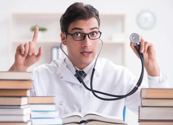 Estudiante de medicina preparándose para exámenes universitarios — Foto de Stock