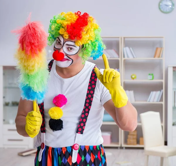 O palhaço engraçado fazendo limpeza em casa — Fotografia de Stock