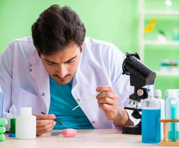 Jabón de prueba de químicos en el laboratorio —  Fotos de Stock