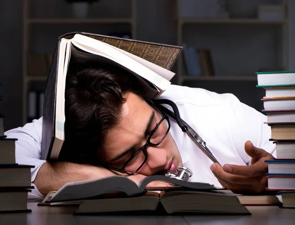 Estudante de medicina se preparando para exames universitários à noite — Fotografia de Stock