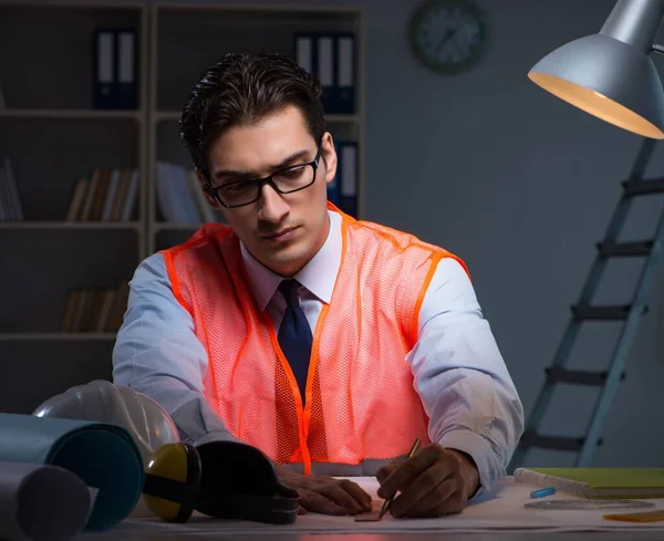 Bauarchitekt arbeitet spät in der Nacht an Zeichnungen — Stockfoto