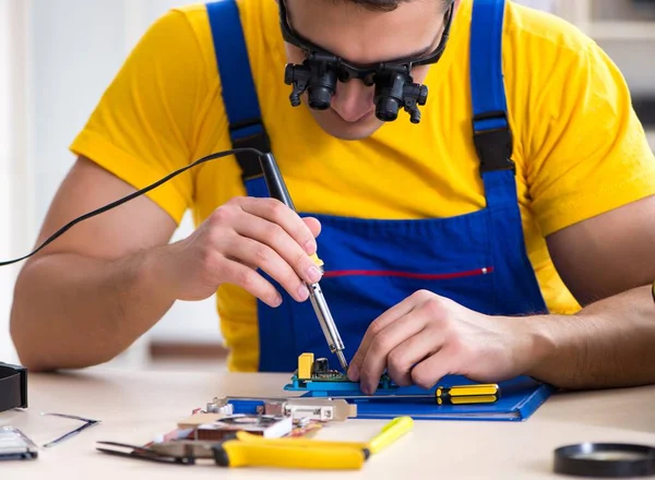 Technicien de réparation informatique réparation de matériel — Photo