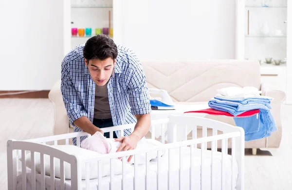 Young dad looking after newborn baby — Stock Photo, Image