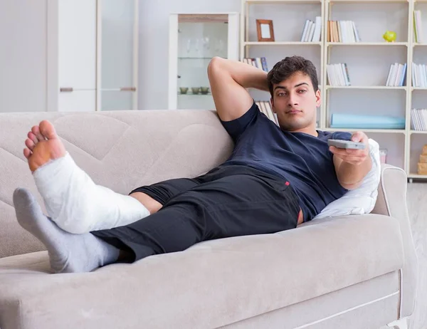 Homem com a perna partida a recuperar em casa — Fotografia de Stock