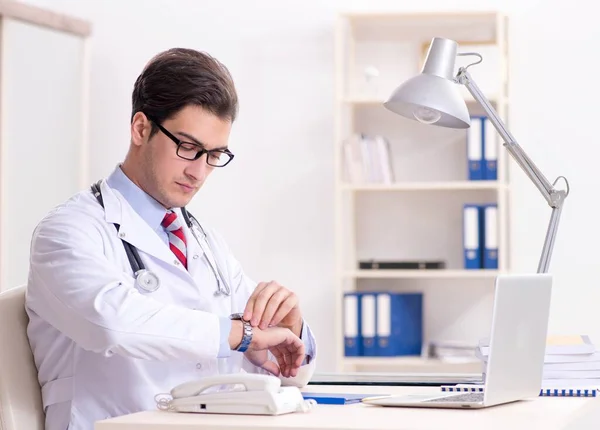 Joven médico guapo trabajando en la habitación del hospital —  Fotos de Stock