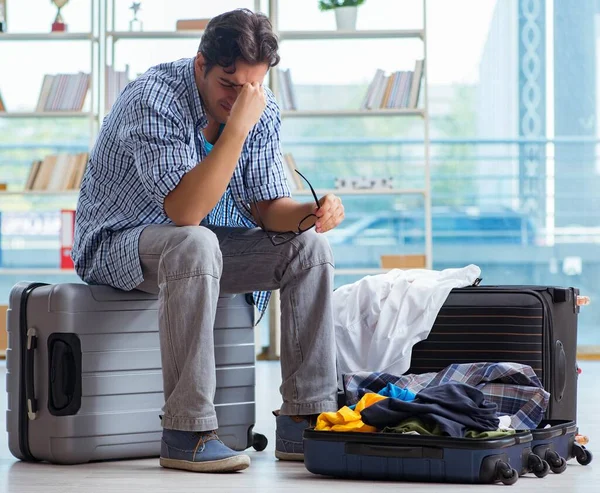 Junger Mann bereitet sich auf Urlaubsreise vor — Stockfoto