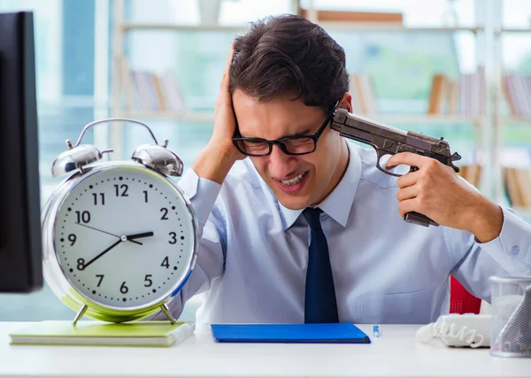 Wütender Geschäftsmann mit Schusswaffe denkt an Selbstmord — Stockfoto