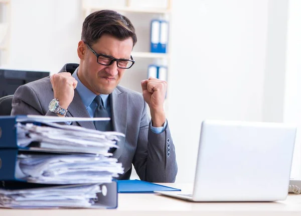 Überlastet mit Arbeitskräften unter Papierkram — Stockfoto