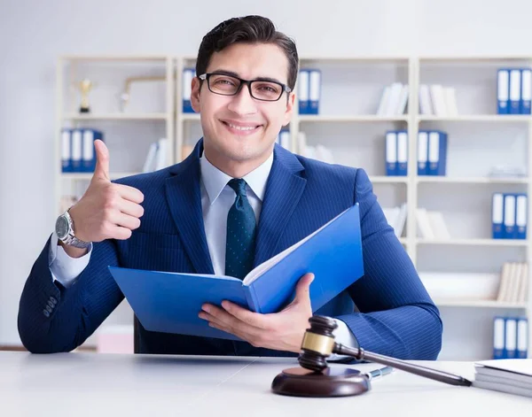 Jonge advocaat rechter zit in het kantoor — Stockfoto