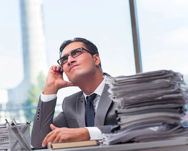 Den upptagna arge affärsmannen med pappershögar — Stockfoto