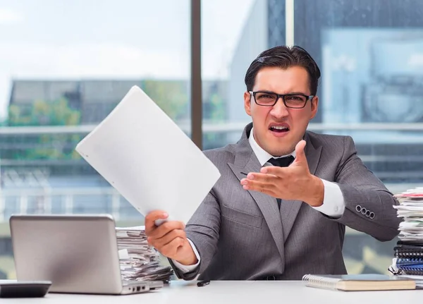 Uomo d'affari arrabbiato con troppo lavoro in ufficio — Foto Stock