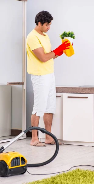 Fiatal jóképű férfi takarítás a hálószobában — Stock Fotó