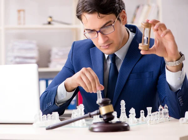 Joven abogado jugando ajedrez para entrenar su estrategia de corte y tacti — Foto de Stock