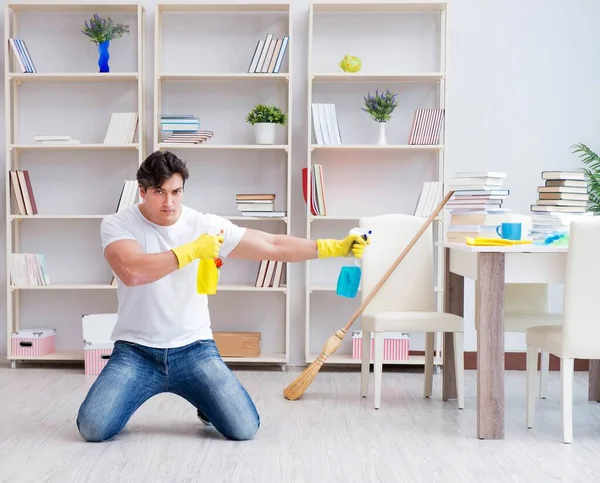 Homem fazendo limpeza em casa — Fotografia de Stock