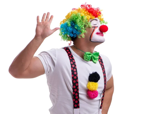 Zabawny klaun zachowuje się głupio na białym tle. — Zdjęcie stockowe