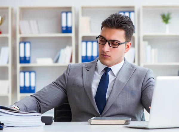 Den sömnige affärsmannen som arbetar på kontoret — Stockfoto