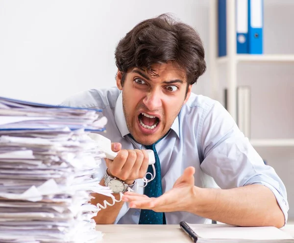 Funcionário ocupado sobrecarregado com muita papelada e trabalho — Fotografia de Stock