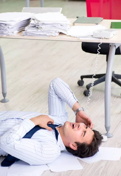 Empresário frustrado sublinhado pelo excesso de trabalho — Fotografia de Stock