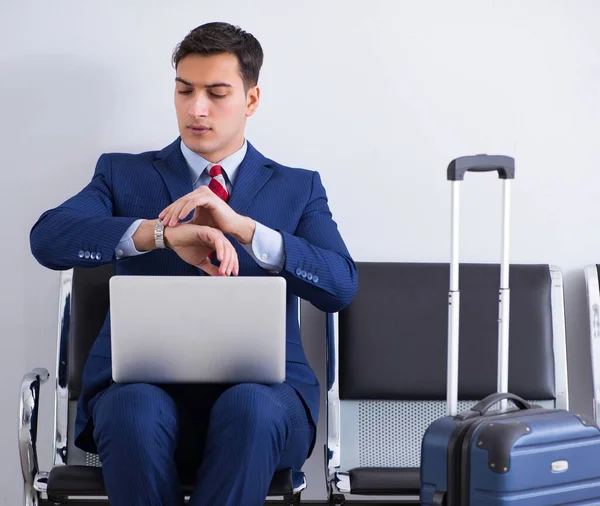 Man wairing aan boord in de luchthaven lounge kamer — Stockfoto