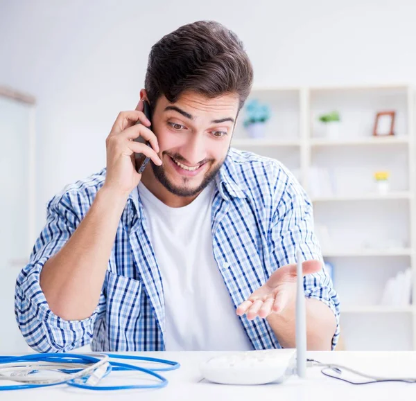 Hombre disfrutando de conexión rápida a Internet — Foto de Stock