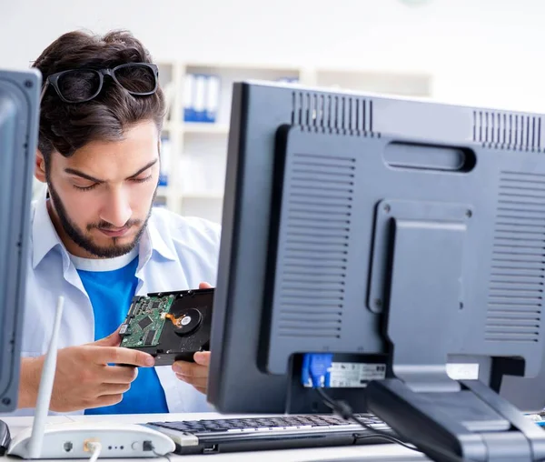 Technicien avec disque dur cassé — Photo