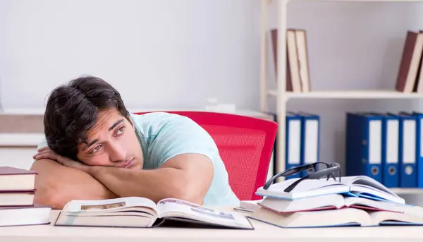 Joven estudiante guapo preparándose para los exámenes escolares —  Fotos de Stock