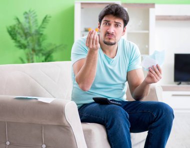 Genç adam kişisel finans ve faturalarla boğuşuyor.