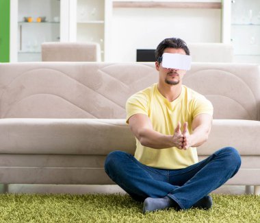 Sanal gerçeklik gözlüklü genç adam.