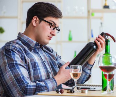 Profesyonel şarap garsonu kırmızı şarap tadıyor.