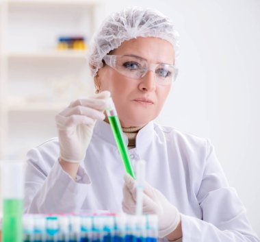 Hastane kliniğinde çalışan kadın kimyager.