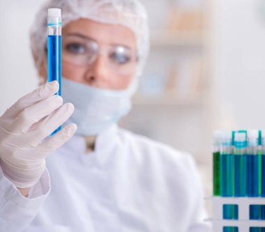 Hastane kliniğinde çalışan kadın kimyager.