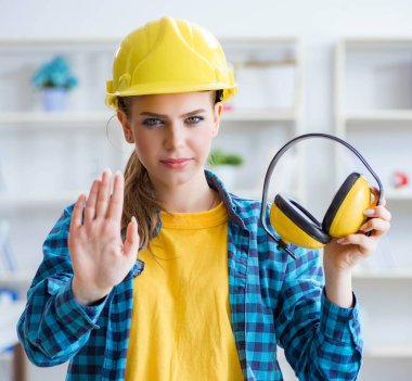 Atölyedeki ses kesen kulaklıklı kadın.