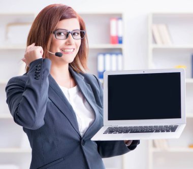 Müşterilerle çalışan çağrı merkezi operatörü