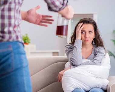 Sarhoş alkoliklerle aile içi şiddet kavramı