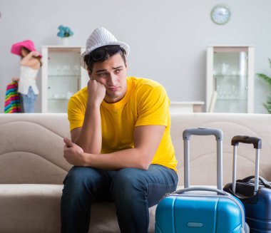 Genç aile seyahate hazırlanıyor.