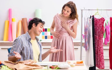 Atölyesinde çalışan genç terzi.