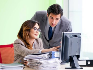 Ofiste çalışan iki meslektaşım.