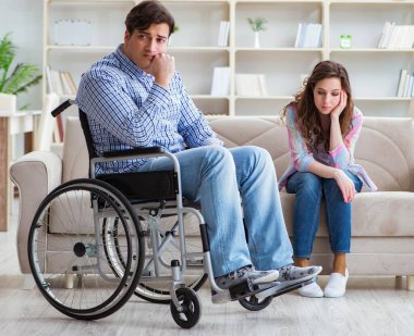 Tekerlekli sandalyedeki çaresiz kişi