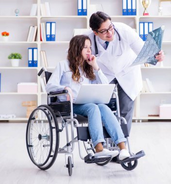 Doktor hastayla röntgen görüntüsünü tartışıyor