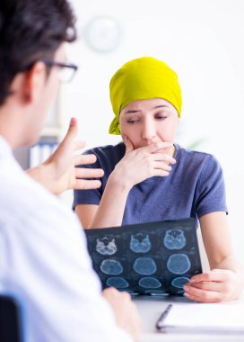 Clini 'de tıbbi konsültasyon için doktoru ziyaret eden kanser hastası.