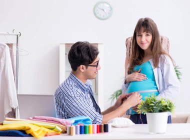 Hamile kadın yeni kıyafet için terziye gidiyor.