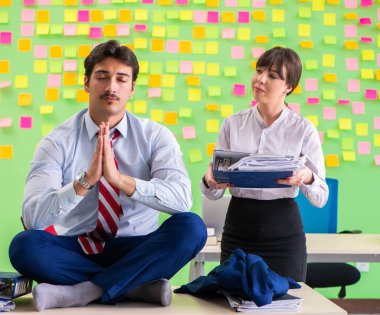 Ofiste birçok çelişkili öncelikleri olan kadın ve erkek var.