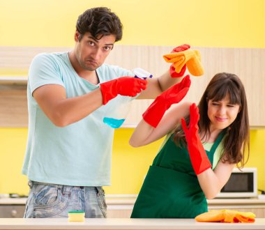 Mutfakta çalışan genç çift.