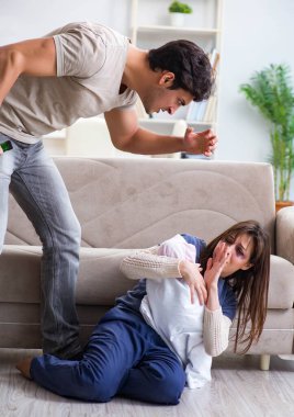 Aile içi şiddet olaylarında agresif kocası olan umutsuz bir eş.