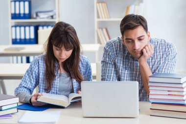 Sınıfta oturan ve okuyan öğrenciler