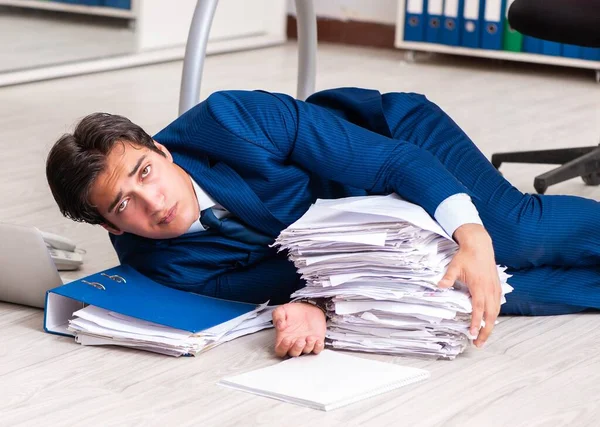 Cansado hombre de negocios agotado trabajando horas extras en la oficina —  Fotos de Stock